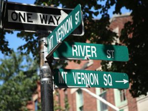 A Street sign for the intersection of Mt. Vernon and River Streets, with a sign indicating the way to Mt. Vernon Square.